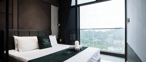 Une chambre d’hôtel moderne avec un grand lit, une vue sur la ville et un balcon.