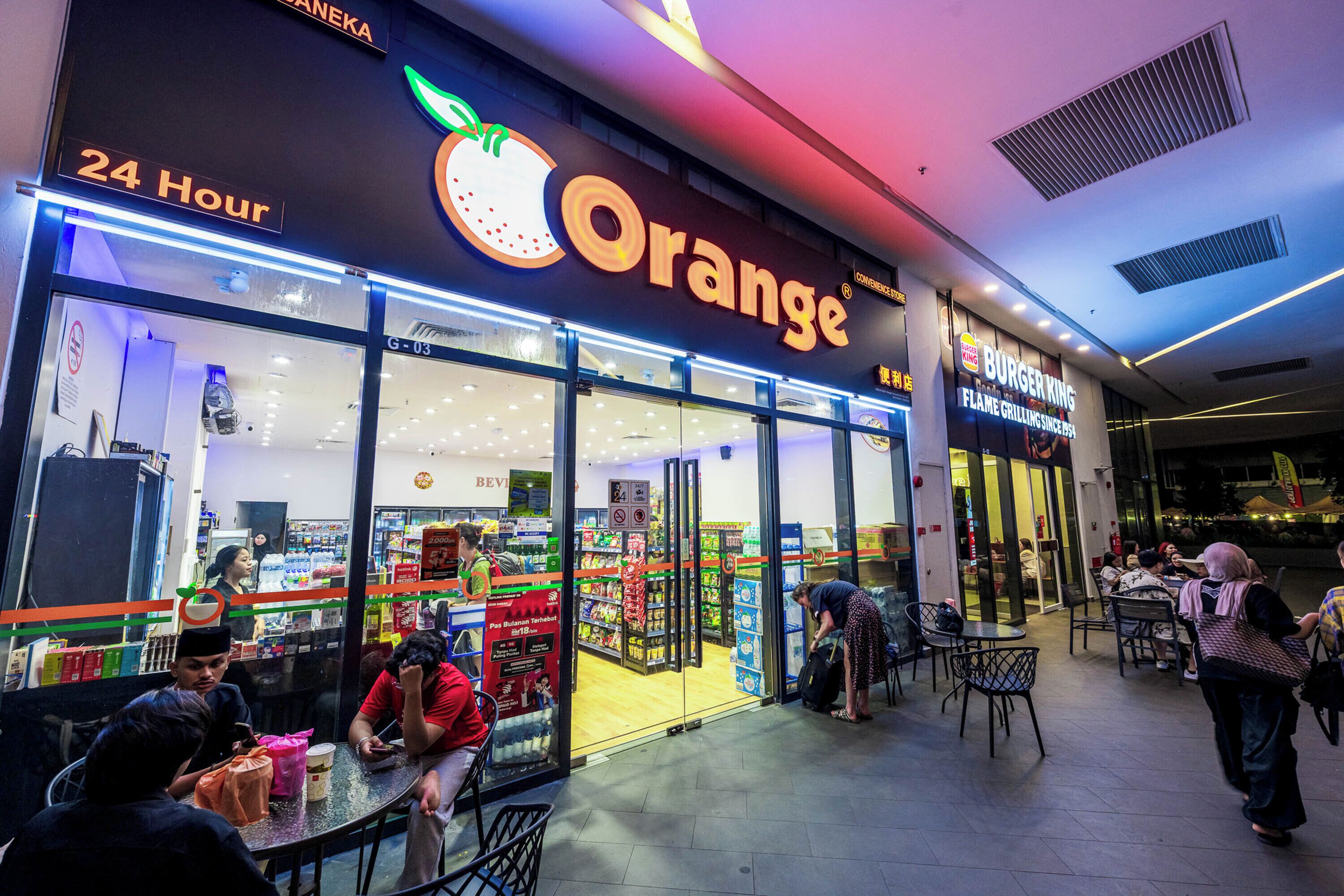 Orange-myymälä, joka on auki 24 tuntia vuorokaudessa, ja Burger King -ravintola aivan sen vastapäätä.