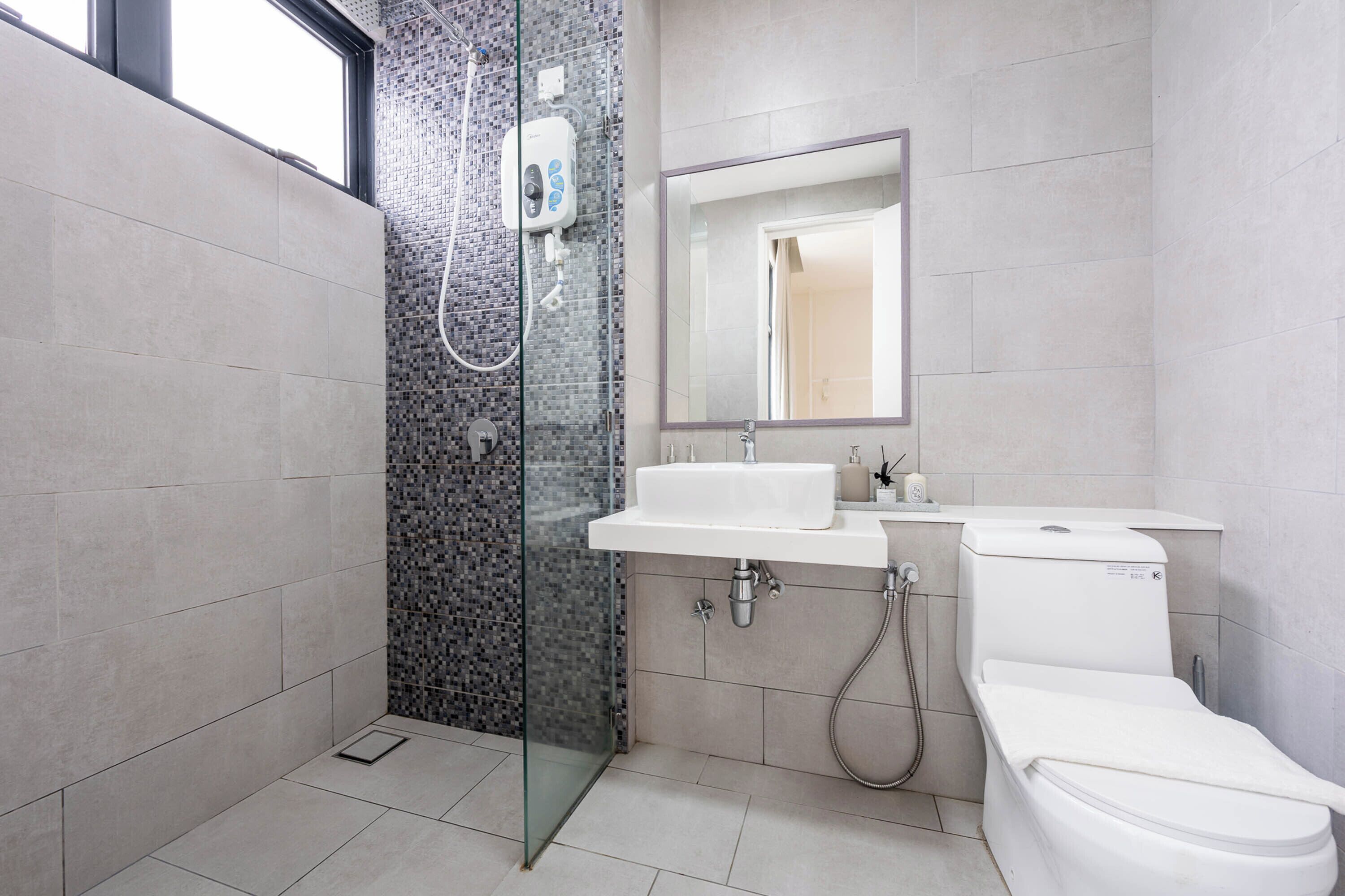 Premier Suite, 1 Bedroom, Sea View | Bathroom | Shower, free toiletries, hair dryer, bidet