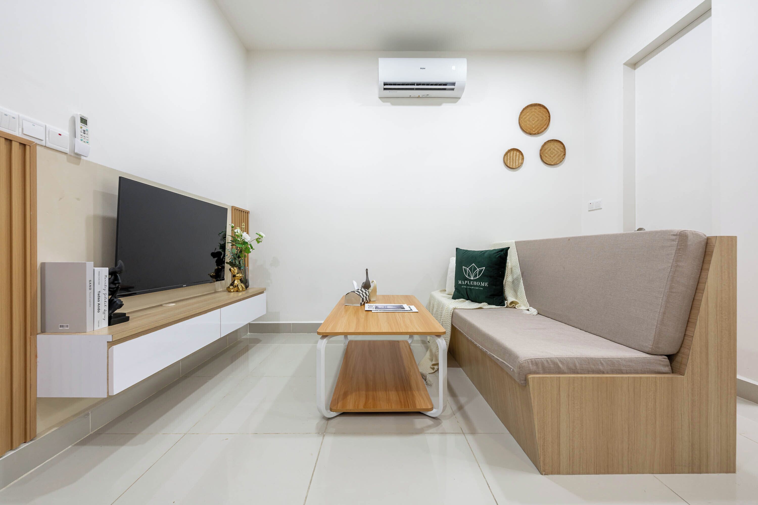 Suite Deluxe, 2 habitaciones, balcón | Área de sala de estar | Televisión de pantalla plana de 43 pulgadas con canales por cable 