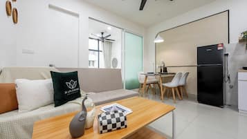 Deluxe Suite, 2 Bedrooms, Balcony | Ruang tamu | 43 inci televisyen skrin rata dengan kabel