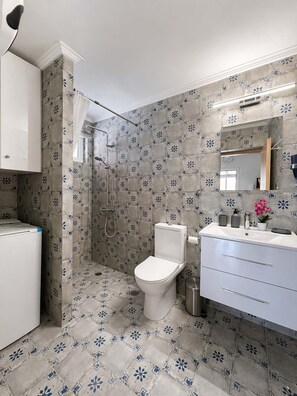 Shower, hair dryer, towels - Casa Plati 1 & 2 - Private Pool & Garden Stay (Plati)