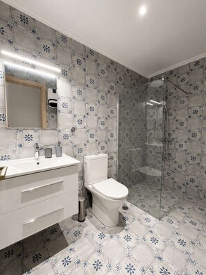Shower, hair dryer, towels - Casa Plati 1 - Modern Escape with Pool & Garden (Plati)