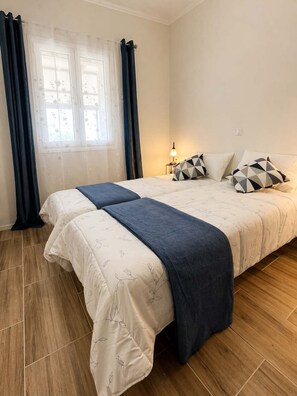 2 bedrooms, iron/ironing board, travel cot, WiFi - Casa Plati 1 - Modern Escape with Pool & Garden (Plati)