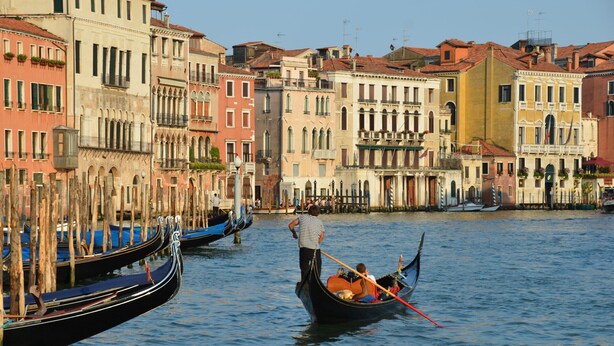 A canal with gondolas, historic buildings, and a person in a gondola. - Peaceful Cannaregio Top-Floor Apartment Steps from Ca’ D’Oro (Venice)