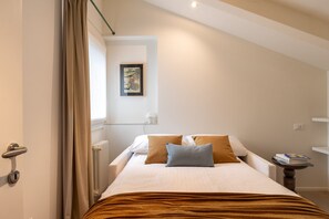 2 bedrooms, iron/ironing board, free WiFi, bed sheets - Peaceful Cannaregio Top-Floor Apartment Steps from Ca’ D’Oro (Venice)