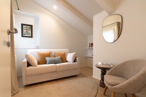 TV - Peaceful Cannaregio Top-Floor Apartment Steps from Ca’ D’Oro (Venice)