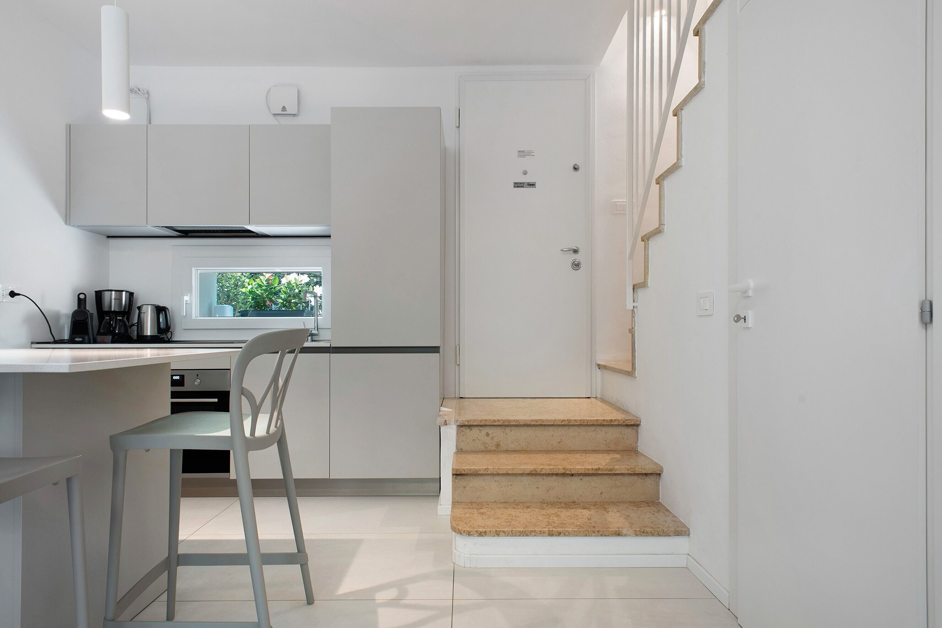 Kaffetrakter/tekoker, kjøleskap, kokeplater og oppvaskmaskin