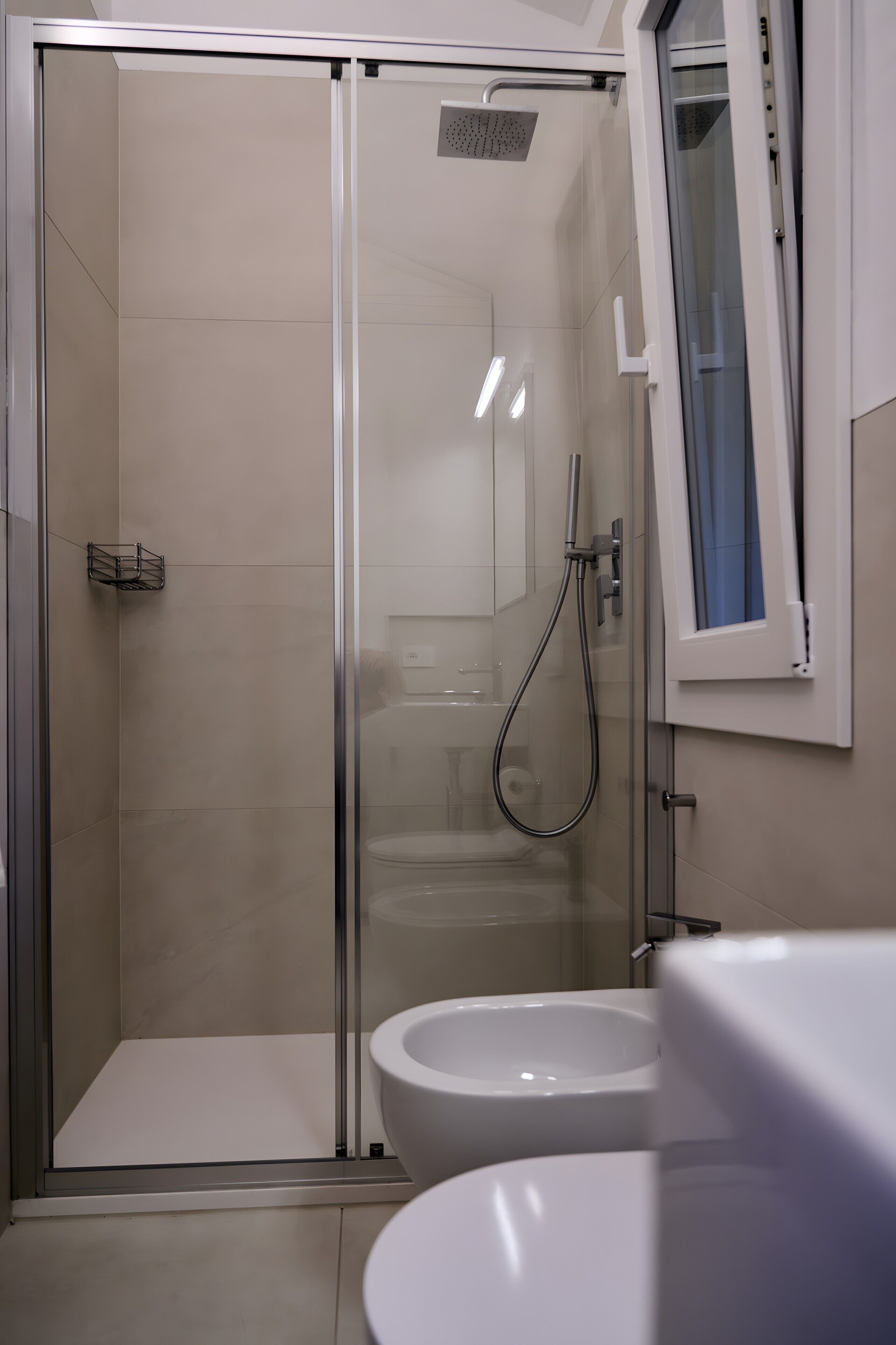 Douche, séchoir à cheveux, serviettes fournies