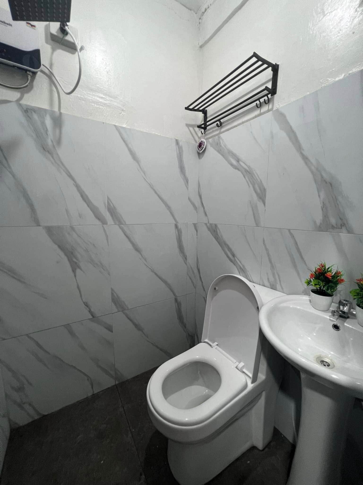 Serviettes fournies, papier toilette