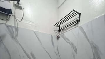 Serviettes fournies, papier toilette