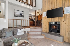 Smart TV, fireplace, offices - Private Hot Tub + Fire Pit + Sunroom + Mountain Views | Crown Ridge Retreat (Blue River)