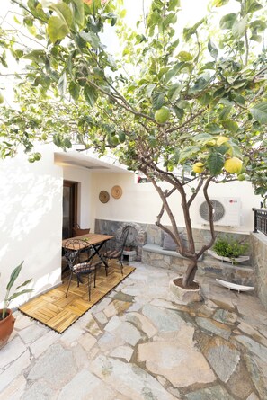 Outdoor dining - White Embrace | Two Bedroom Apartments (Naxos)