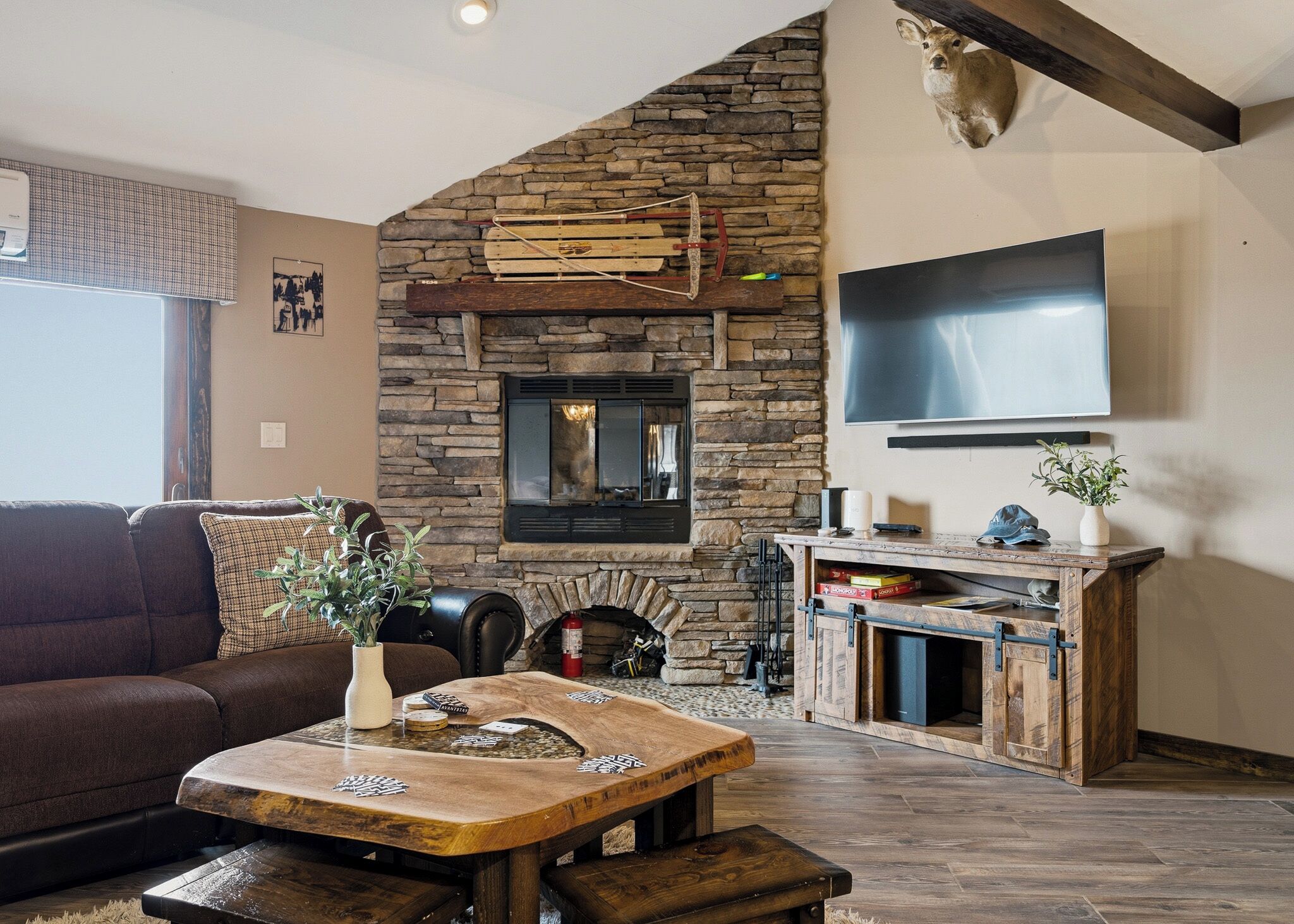 Smart TV, fireplace
