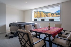 Outdoor dining - Spacious Revelstoke rental near ski hill and downtown, with private hot tub, full kitchen, and comfortable living areas for up to 5 guests. (Revelstoke)