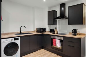 Fridge, microwave, stovetop, electric kettle - City Point Aberdeeen by Guestz (Aberdeen)