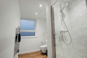 Shower, soap, shampoo, toilet paper - City Point Aberdeeen by Guestz (Aberdeen)