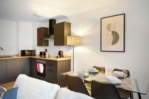 Fridge, microwave, stovetop, electric kettle - City Point Aberdeeen by Guestz (Aberdeen)