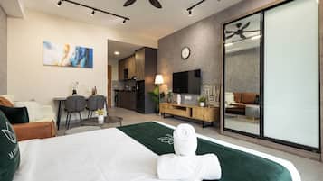 Deluxe Studio, 1 Queen Bed, Non Smoking | Individually decorated, individually furnished, blackout curtains
