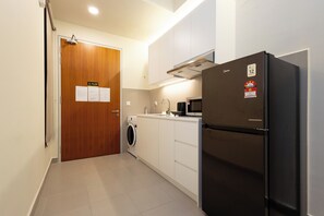 Suite Deluxe, 2 habitaciones, no fumadores | Cocina privada | Frigorífico, microondas, placa de cocina y utensilios de cocina