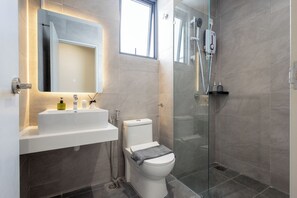 Deluxe-suite - 3 soveværelser - ikke-ryger | Badeværelse | Bruser, gratis toiletartikler, hårtørrer, bidet