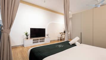 Deluxe Studio, 1 Queen Bed, Non Smoking | Individually decorated, individually furnished, blackout curtains