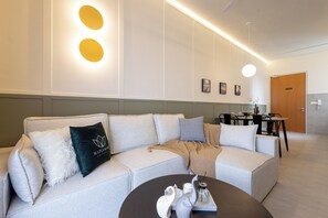 Suite Deluxe, 3 habitaciones, no fumadores | Zona de estar | Smart TV de 43 pulgadas con canales digitales