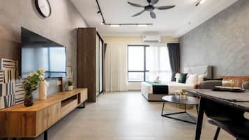 Deluxe Studio, 1 Queen Bed, Non Smoking | Living area | 43-inch Smart TV with digital channels