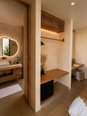 Un baño moderno con tocador de madera, un espejo grande y un calentador incorporado.