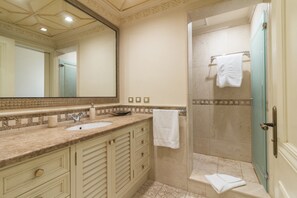 Shower, hair dryer, towels - Deluxe Imperial Punta Cana (Punta Cana)
