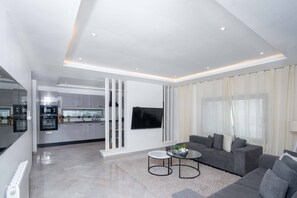 Attico Comfort, balcone, vista città | Area soggiorno