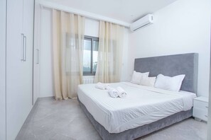 Apartamento | Cortinas blackout, ferros/tábuas de passar roupa, Wi-Fi de cortesia