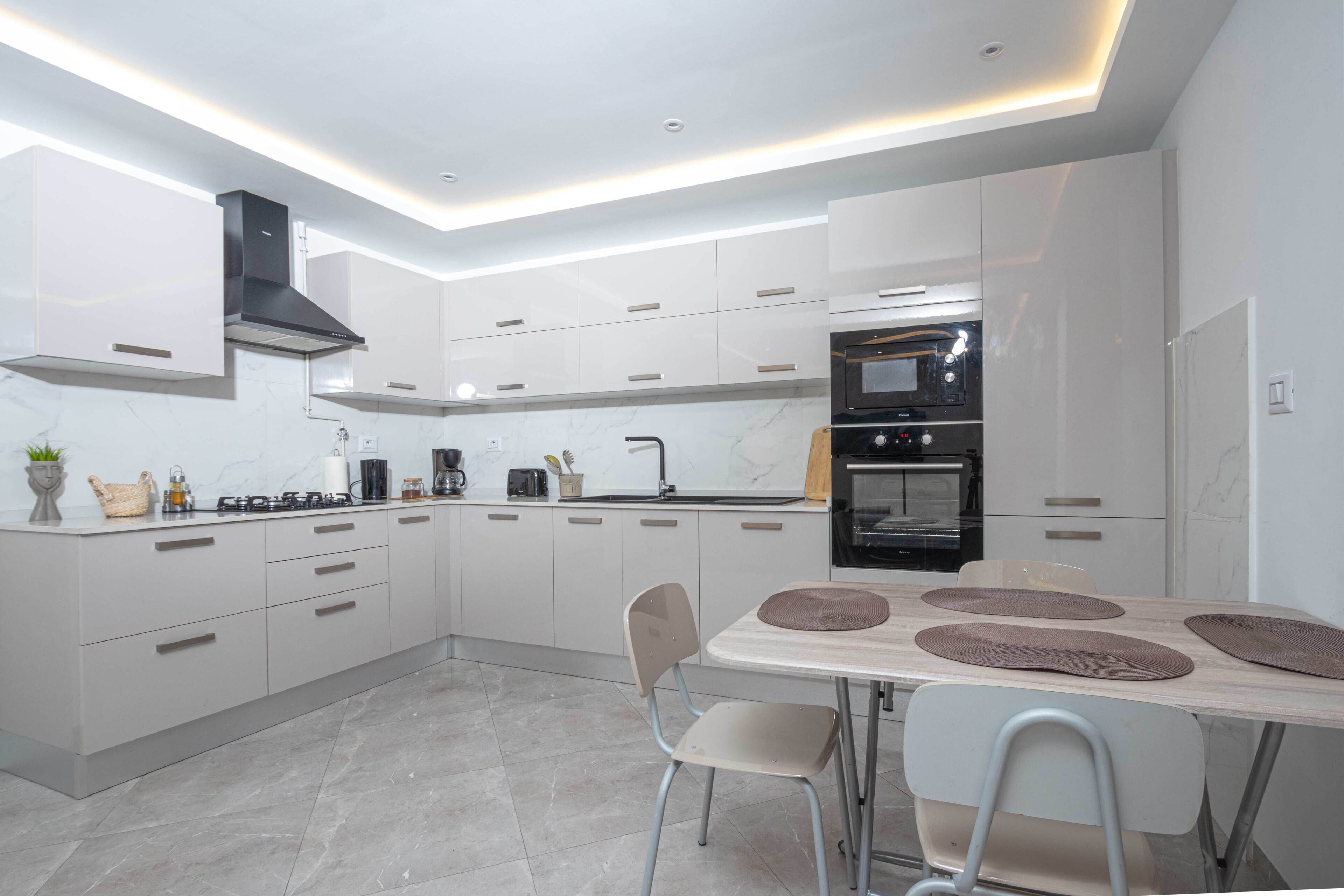 Comfort Penthouse, Balcony, City View | Private kitchen | Full-sized fridge, microwave, oven, cookware/dishes/utensils