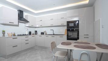 Comfort Penthouse, Balcony, City View | Private kitchen | Full-sized fridge, microwave, oven, cookware/dishes/utensils