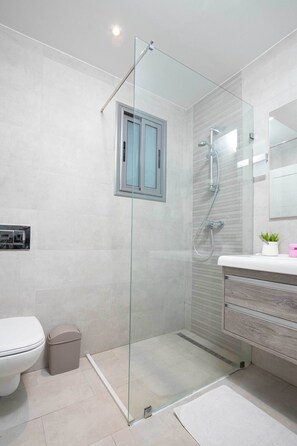 Shower, free toiletries, hair dryer, towels - sandra 11 (La Marsa)