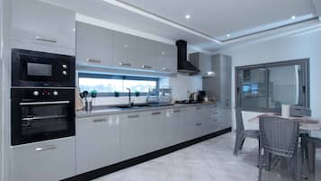 Comfort Penthouse, Balcony, City View | Private kitchen | Full-size fridge, microwave, oven, cookware/dishes/utensils