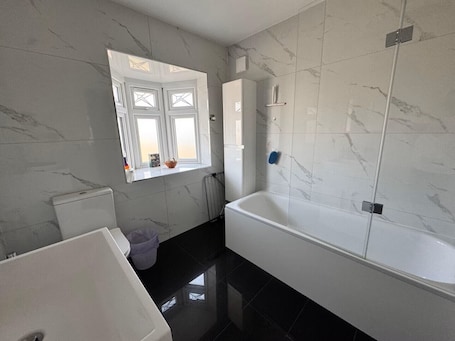 Hair dryer, towels, soap, toilet paper. Adorable 1-bedroom apartment in wonderful Twickenham neighborhood