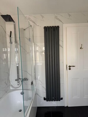 Een haardroger, handdoeken, zeep, toiletpapier
