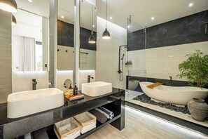 Villa de lujo, patio, vistas a la piscina | Baño | Ducha y bañera combinadas, toallas, jabón y champú