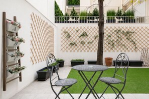 Garden - City Vibes - 2-BR Apt. with Backyard in kolonaki (Athens)