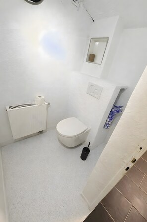 Shower, hair dryer, towels - Premium Apartment with Charm, Private Garden, Balcony, and Wi-Fi (Schwieberdingen)