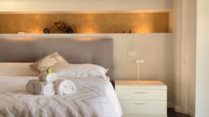Superior House, Lake View | Premium bedding, down comforters, free minibar items, blackout drapes