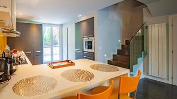 Maison Supérieure, vue lac | Cuisine privée | Machine à expresso, cafetière/bouilloire, grand réfrigérateur, four