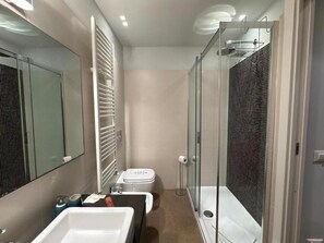 Casa superior, vista para o lago | Banheiro