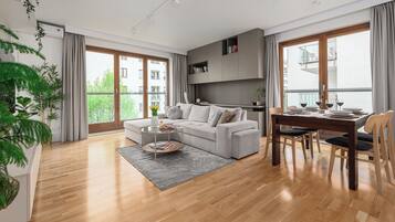 Comfort-lejlighed - balkon - byudsigt | Opholdsområde | 40-tommers smart-tv med digitale kanaler, Netflix, streamingtjenester