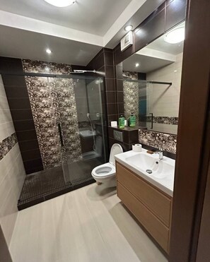 Apartamento conforto, sacada, vista para a cidade | Banheiro