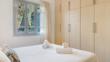 2 bedrooms, iron/ironing board, WiFi, bed sheets
