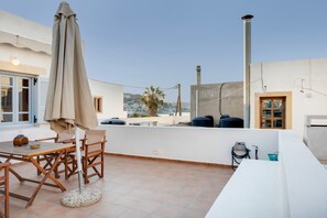 Outdoor dining - Consolato House: Country Home with Private Terrace and Sea View (Skala)