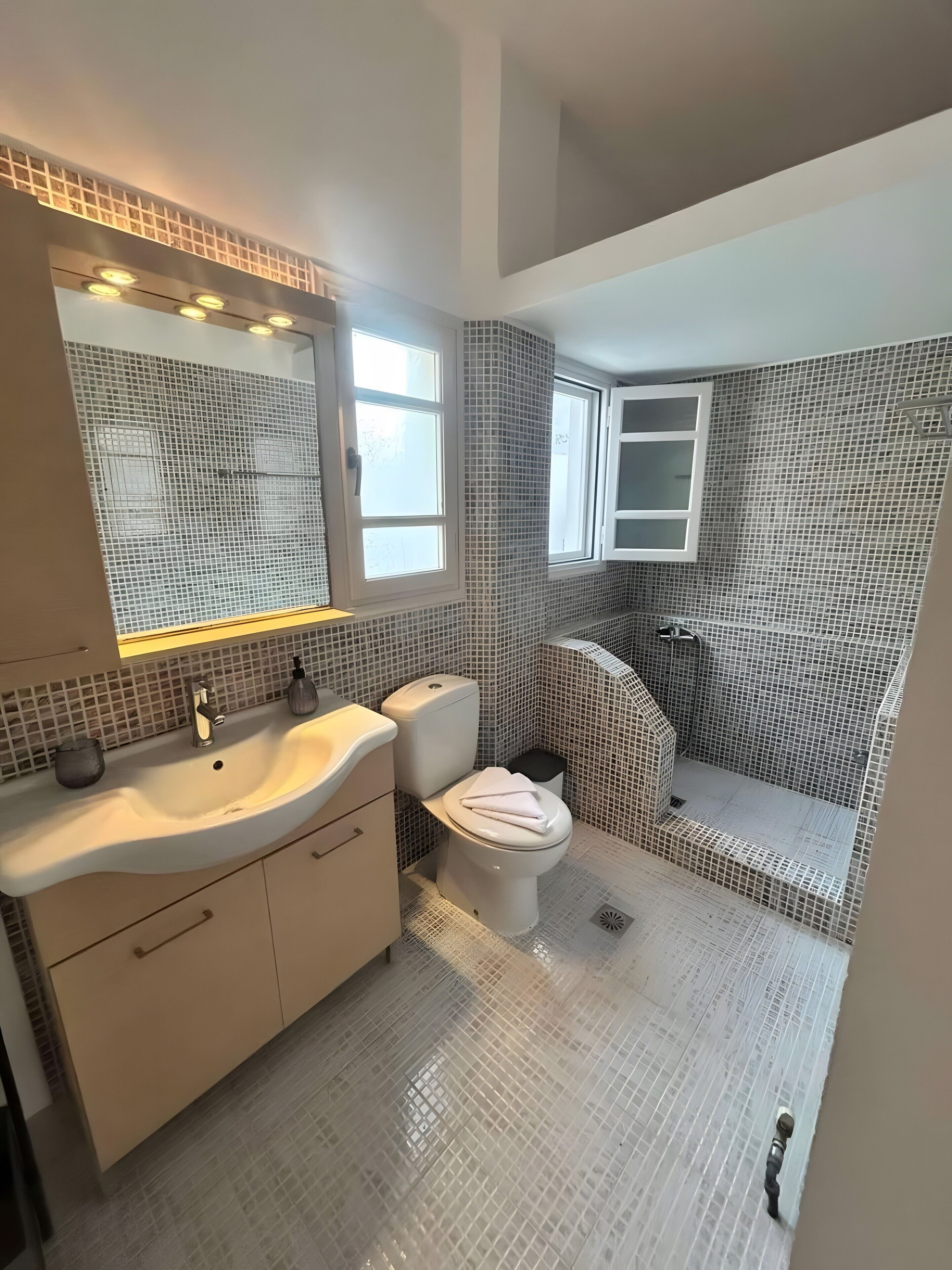 Douche, sèche-cheveux, serviettes fournies