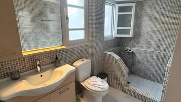 Douche, sĂšche-cheveux, serviettes fournies